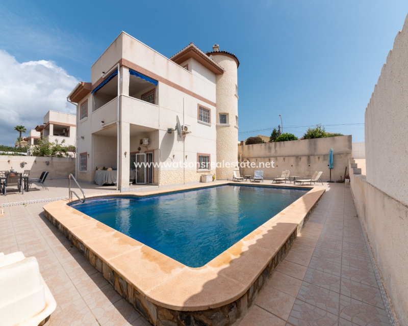 Resale - Freistendhe Villa - Urb. La Marina