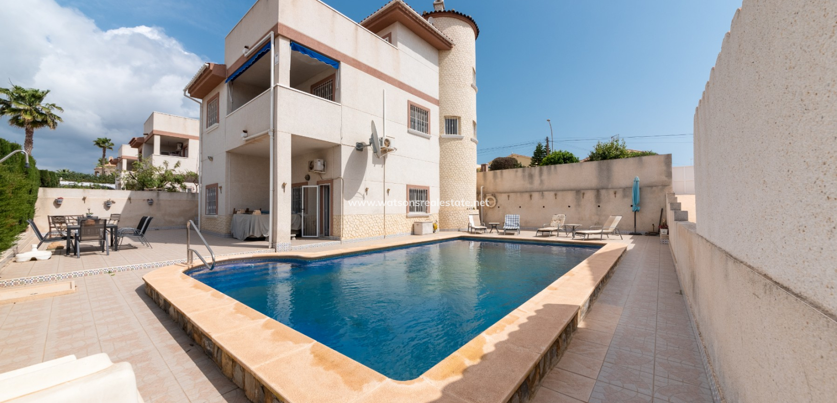 Resale - Freistendhe Villa - Urb. La Marina