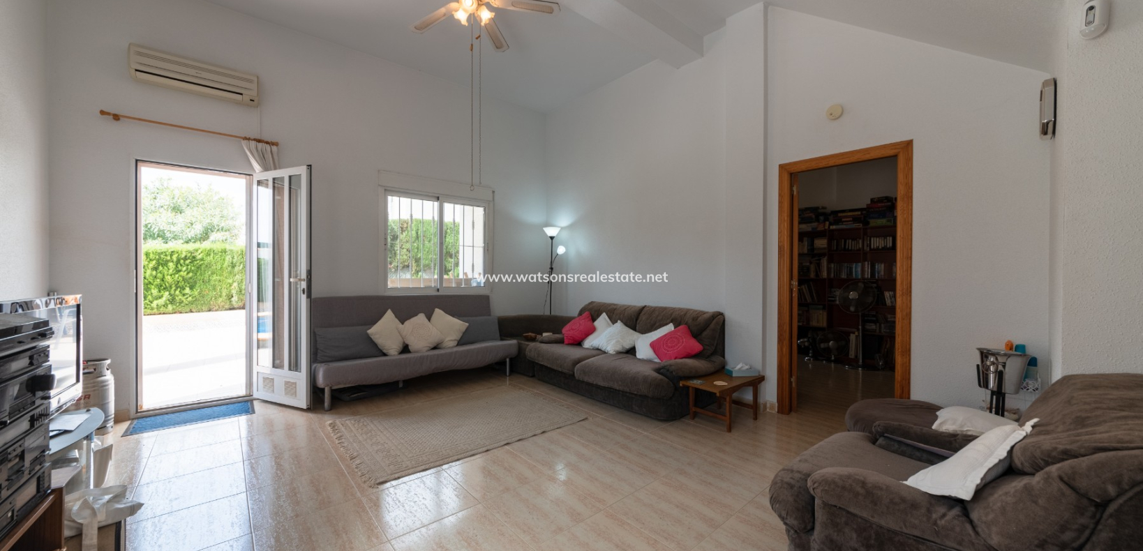 Resale - Freistendhe Villa - Urb. La Marina