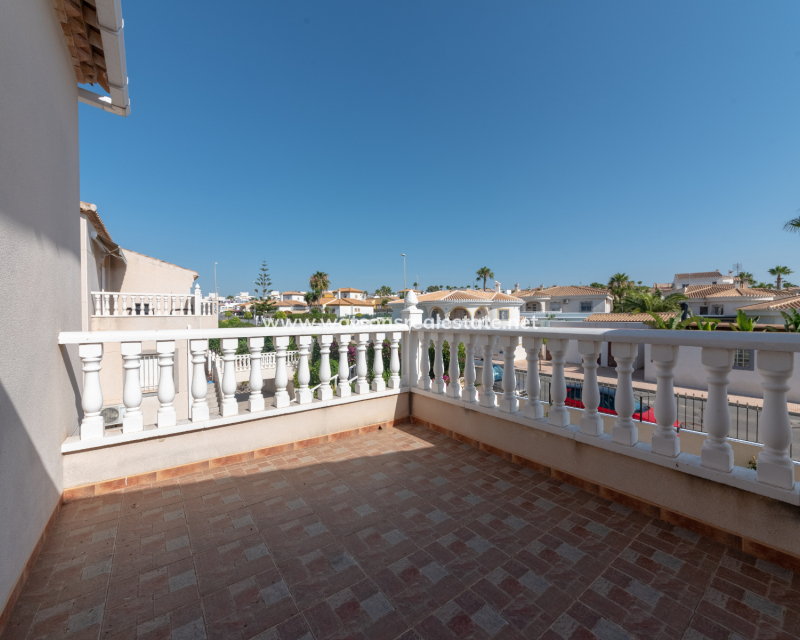 Resale - Freistendhe Villa - Urb. La Marina
