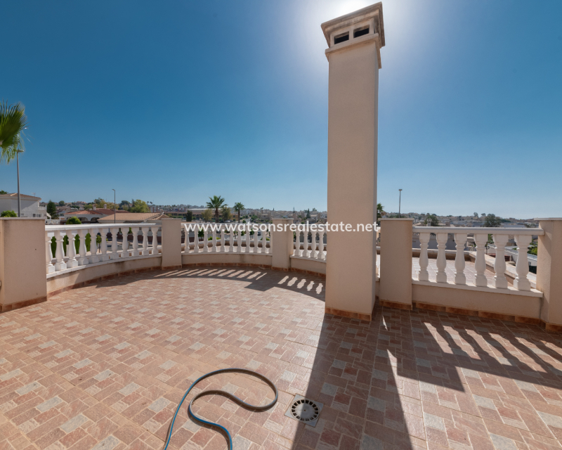Resale - Freistendhe Villa - Urb. La Marina
