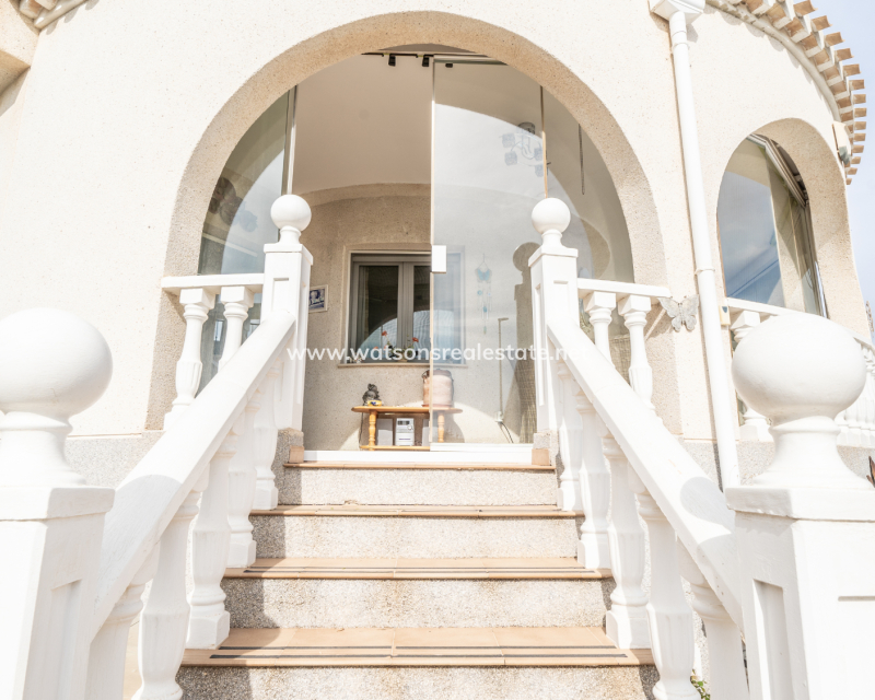 Resale - Freistendhe Villa - Urb. La Marina