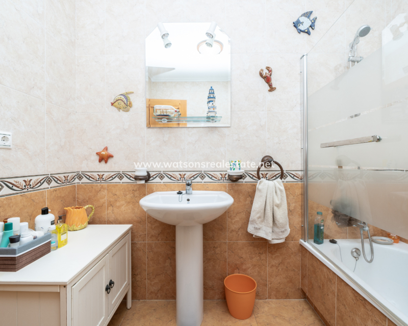 Resale - Freistendhe Villa - Urb. La Marina