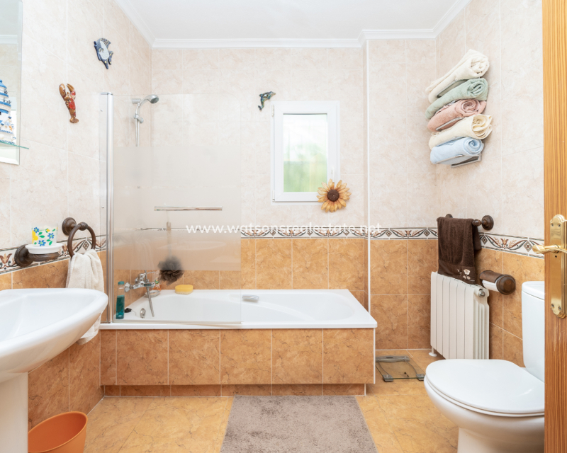 Resale - Freistendhe Villa - Urb. La Marina