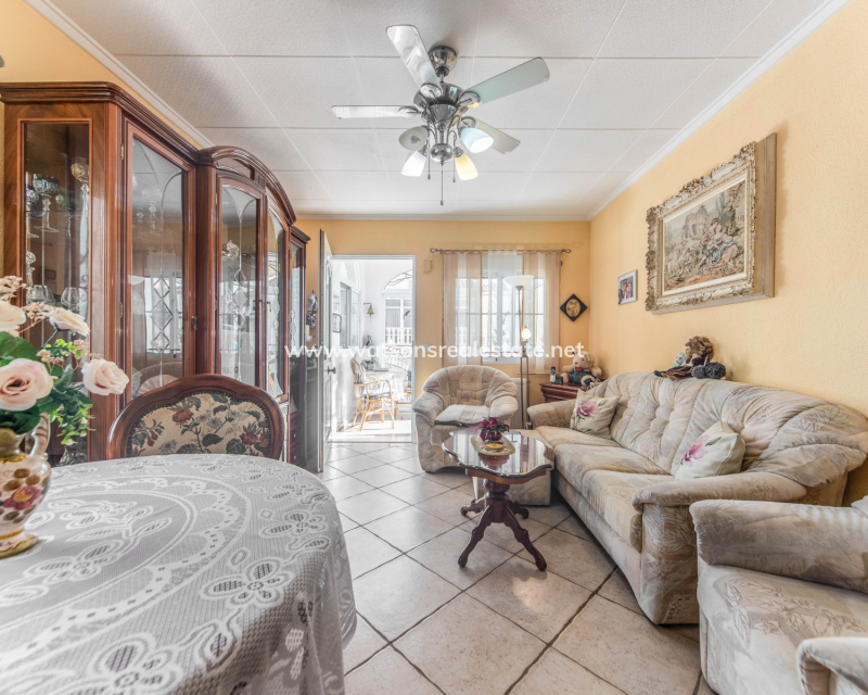 Resale - Freistendhe Villa - Urb. La Marina