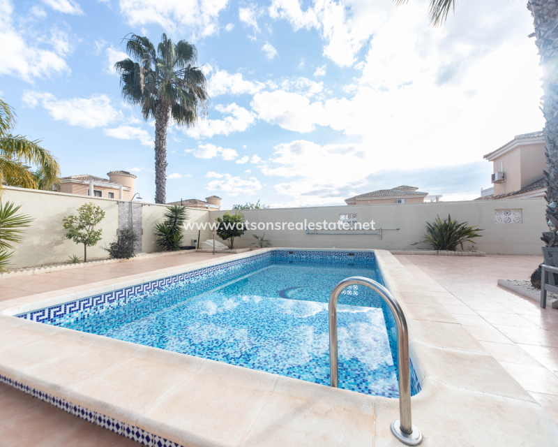 Resale - Freistendhe Villa - Urb. La Marina