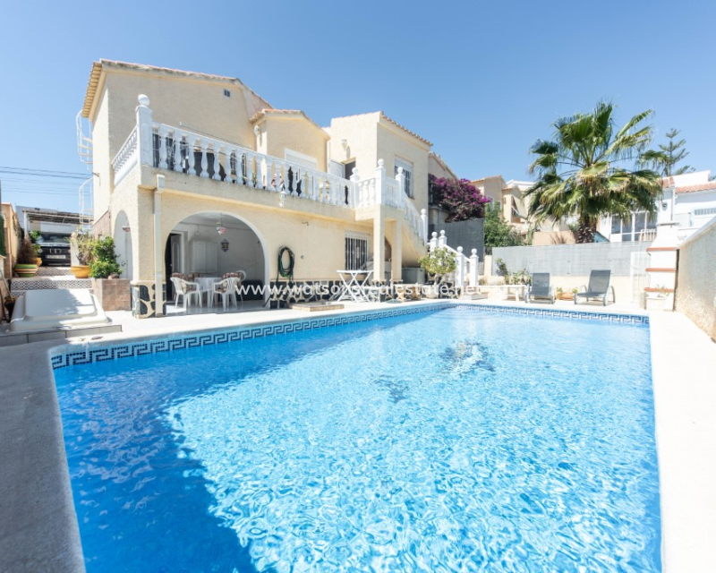 Resale - Freistendhe Villa - Urb. La Marina