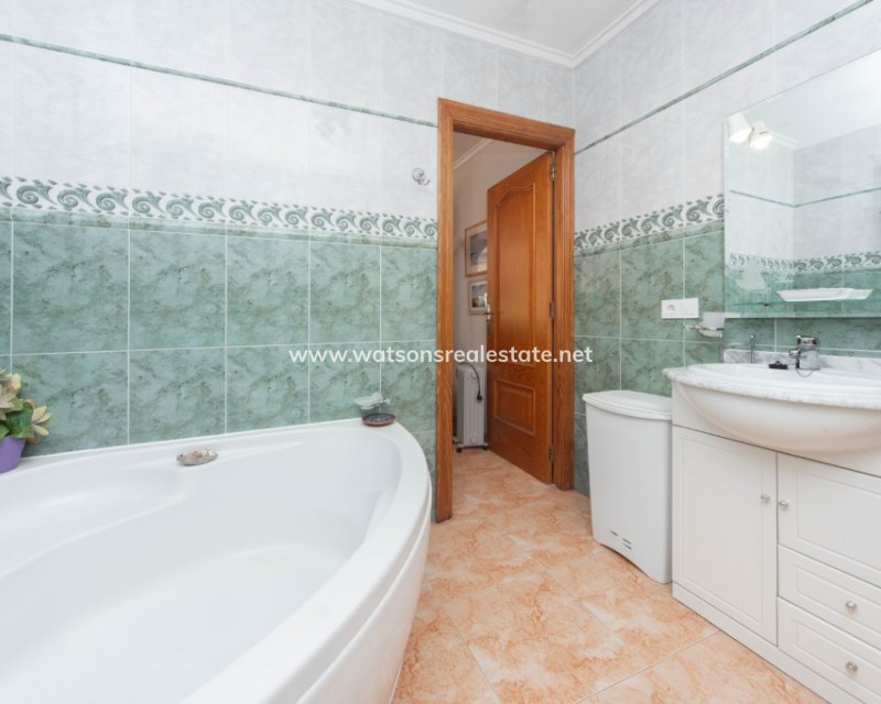 Resale - Freistendhe Villa - Urb. La Marina
