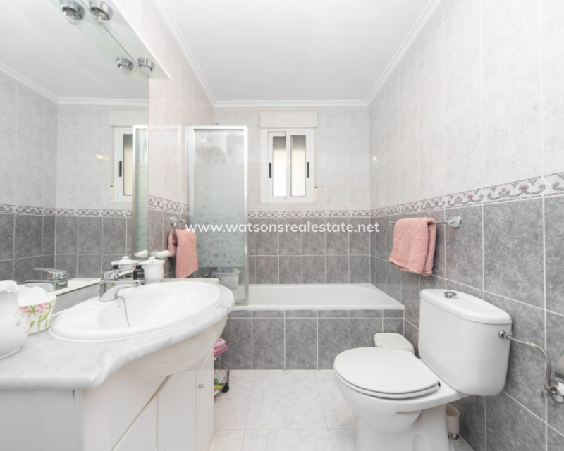 Resale - Freistendhe Villa - Urb. La Marina