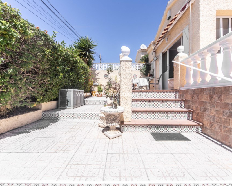 Resale - Freistendhe Villa - Urb. La Marina