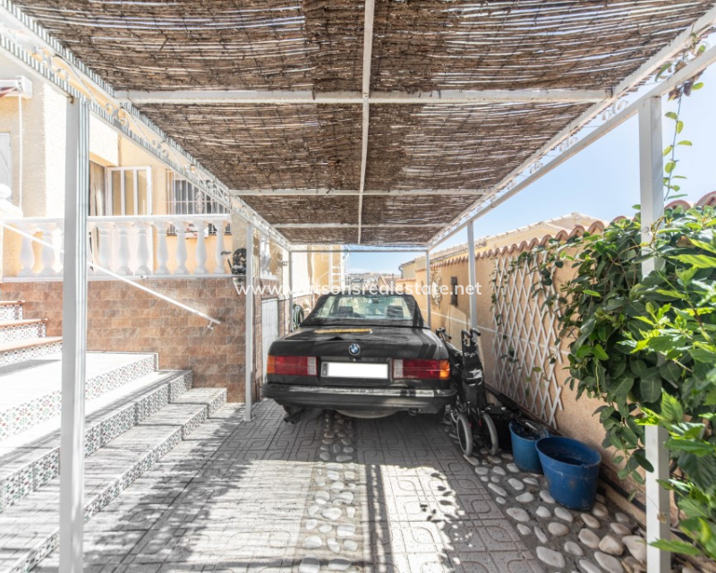 Resale - Freistendhe Villa - Urb. La Marina