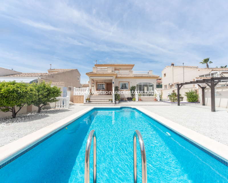 Resale - Freistendhe Villa - Urb. La Marina