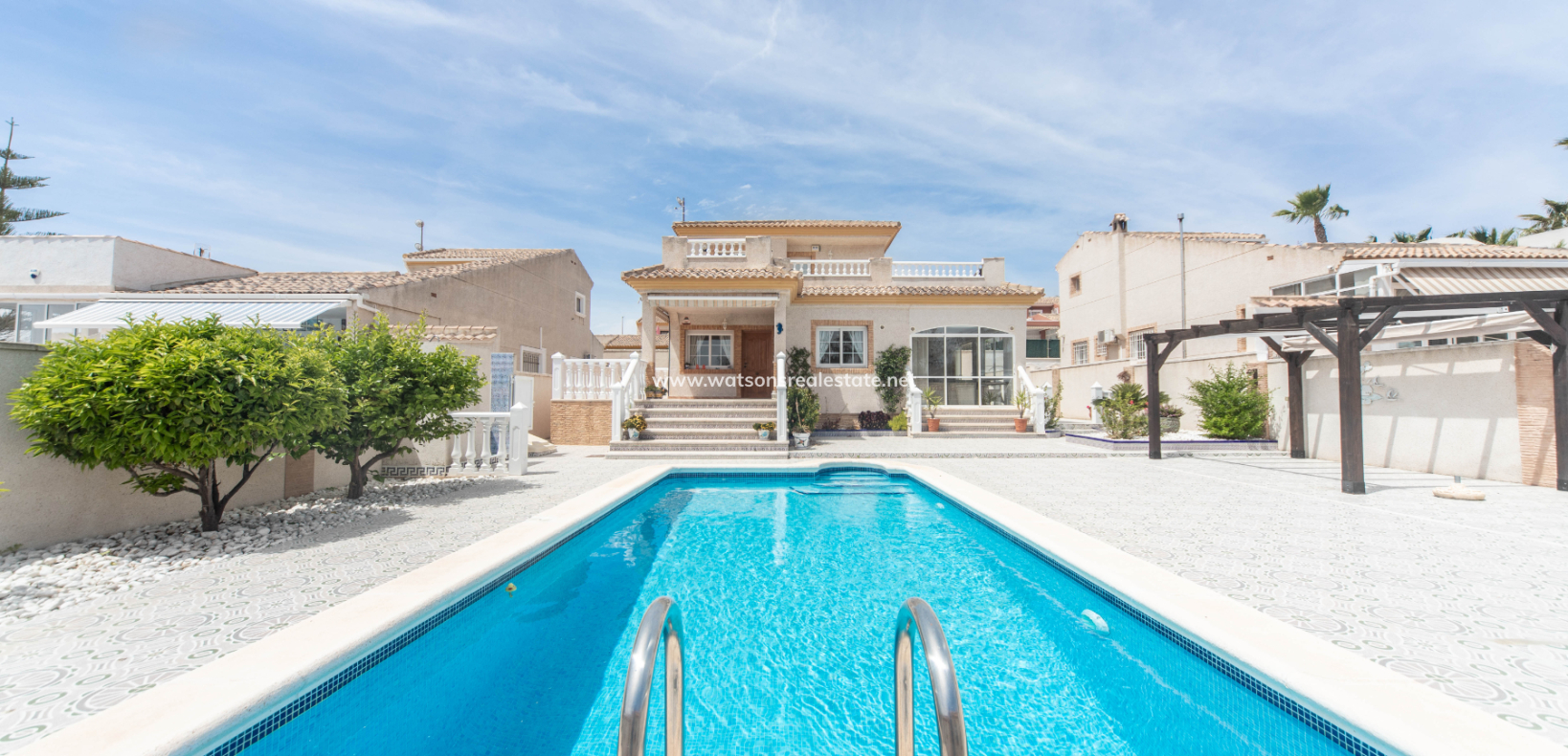 Resale - Freistendhe Villa - Urb. La Marina