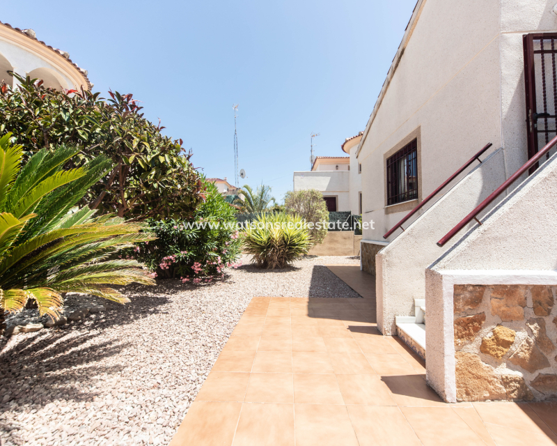 Resale - Freistendhe Villa - Urb. La Marina
