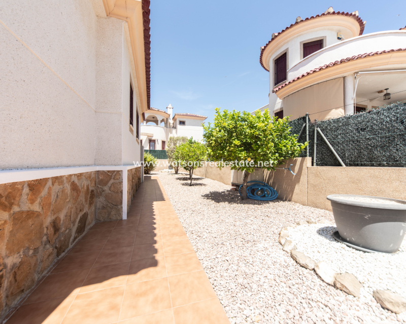 Resale - Freistendhe Villa - Urb. La Marina