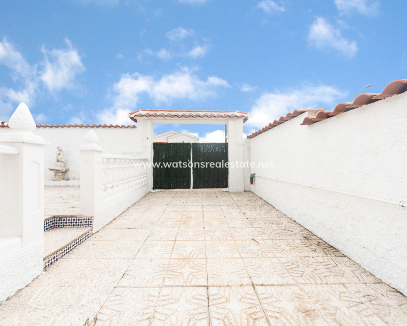 Resale - Freistendhe Villa - Urb. La Marina