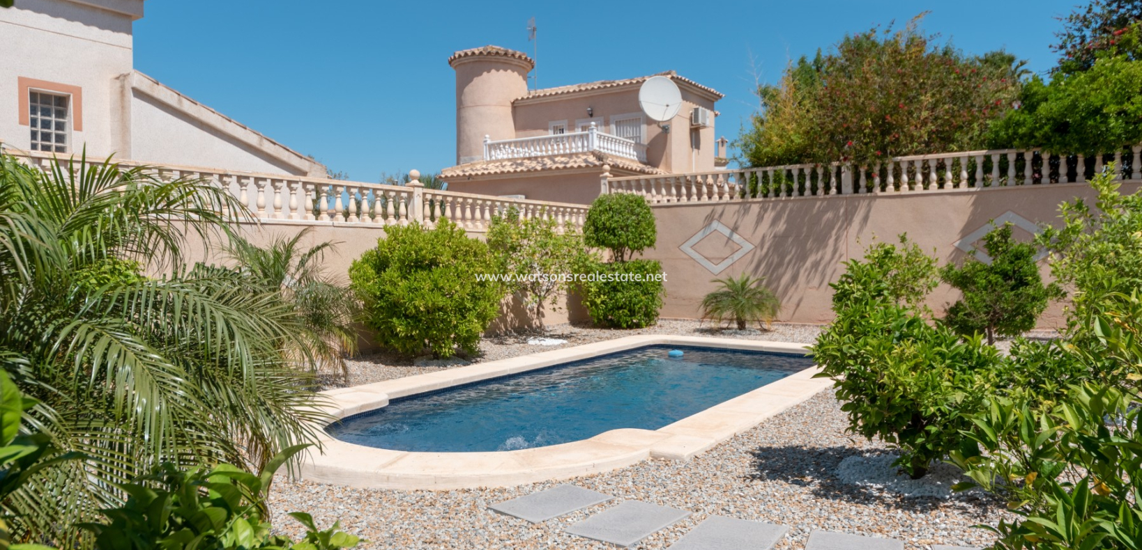 Resale - Freistendhe Villa - Urb. La Marina
