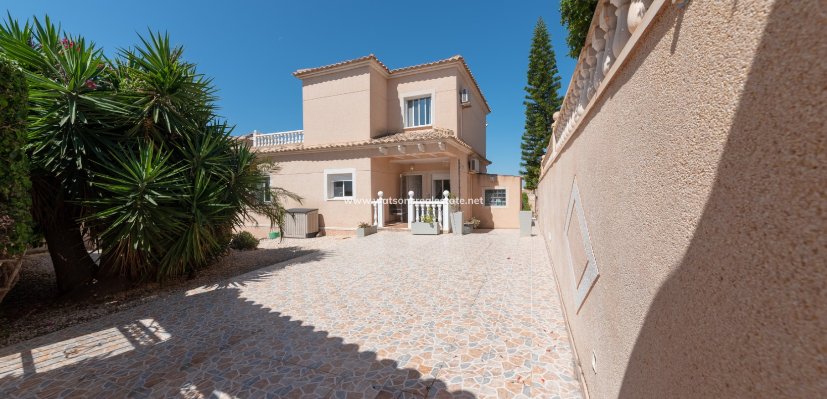 Resale - Freistendhe Villa - Urb. La Marina