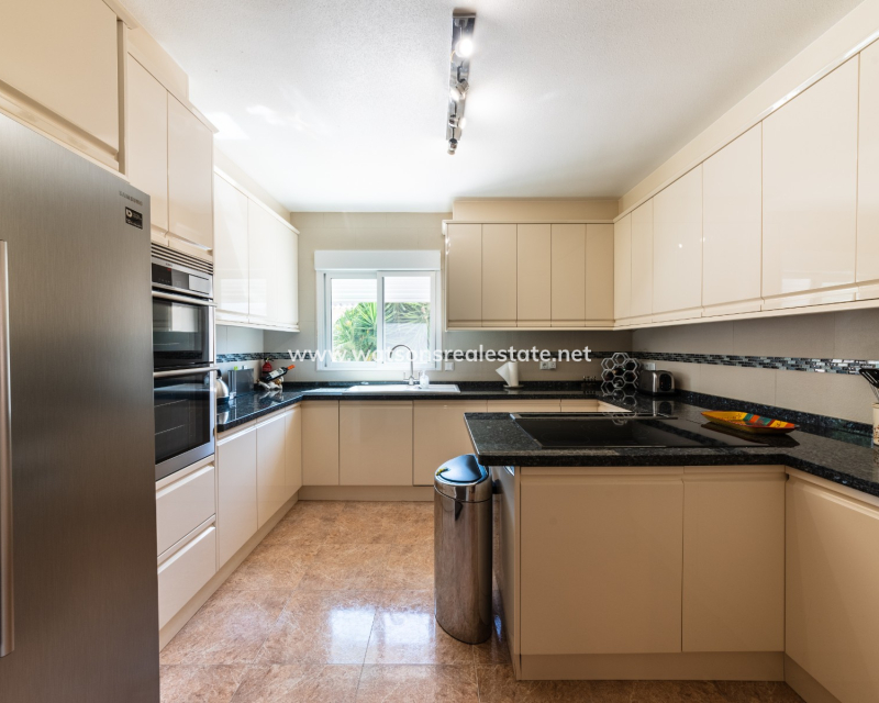 Resale - Freistendhe Villa - Urb. La Marina