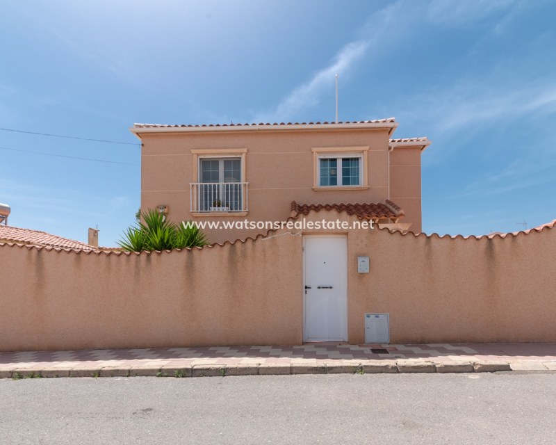 Resale - Freistendhe Villa - Urb. La Marina