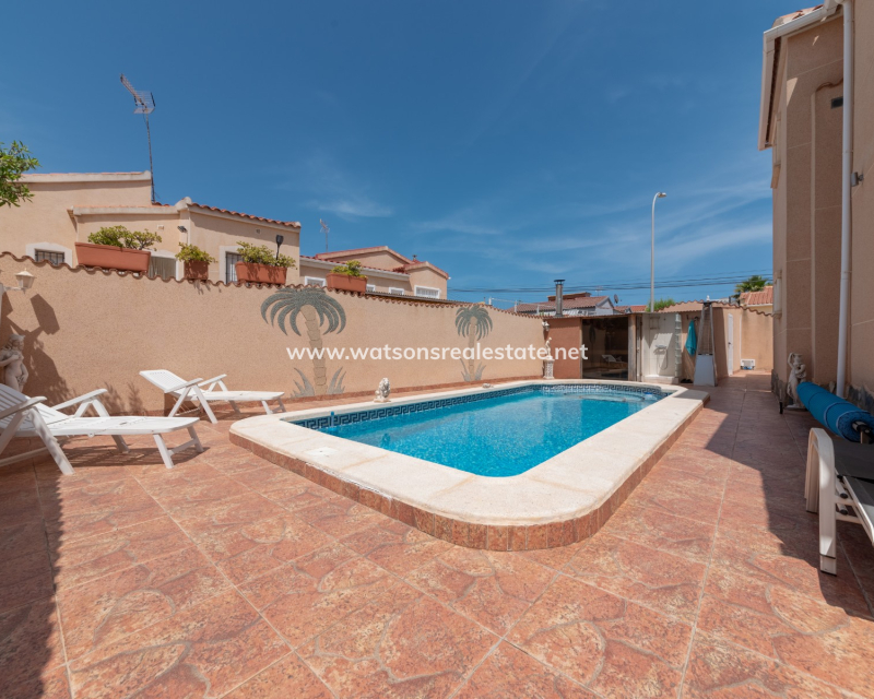 Resale - Freistendhe Villa - Urb. La Marina