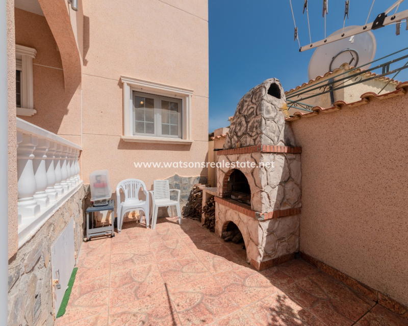Resale - Freistendhe Villa - Urb. La Marina