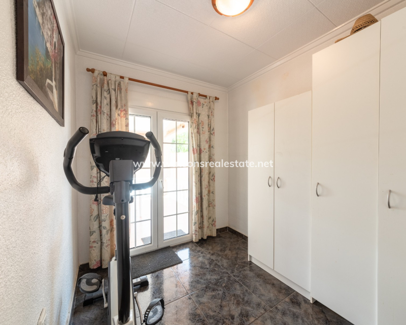 Resale - Freistendhe Villa - Urb. La Marina