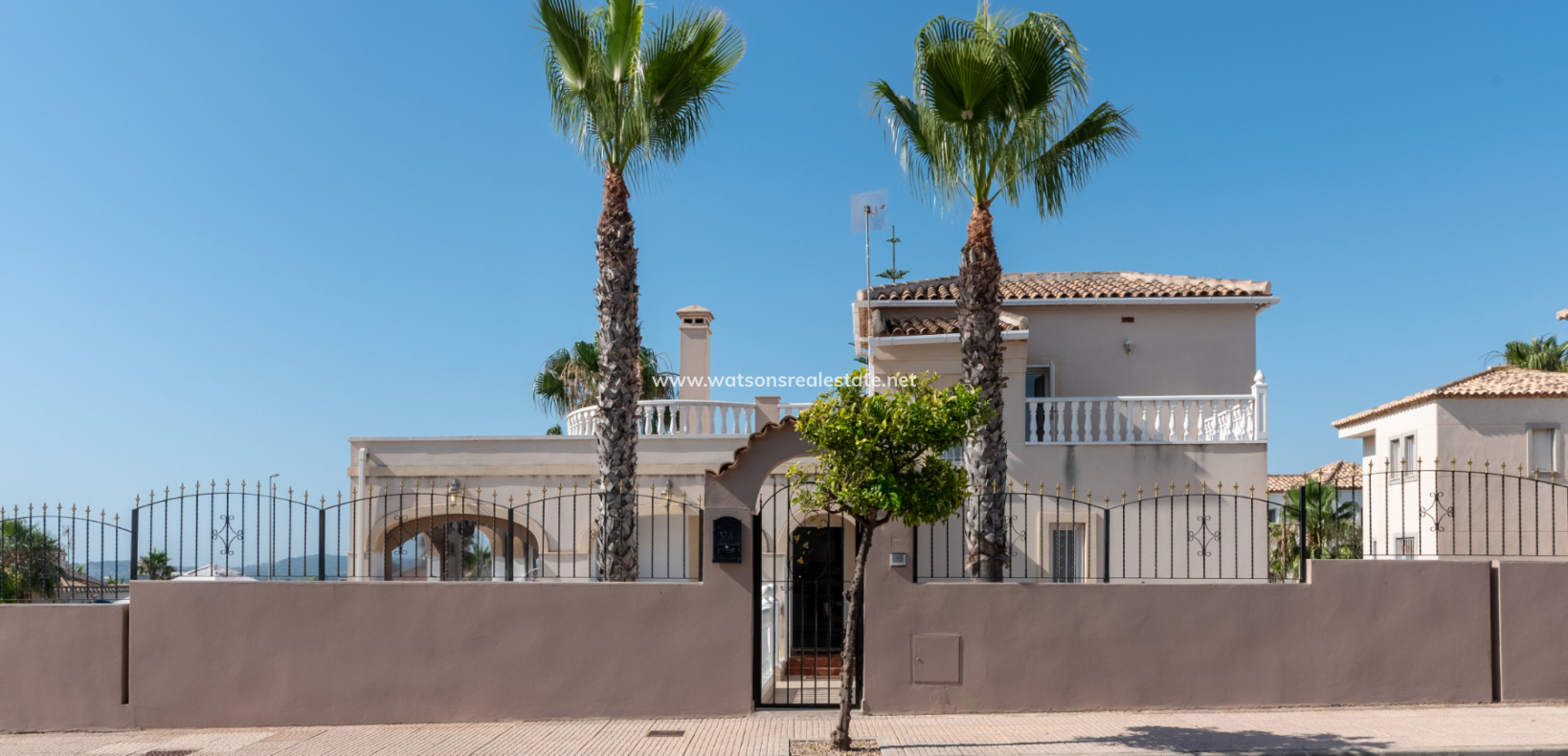 Resale - Freistendhe Villa - Urb. La Marina