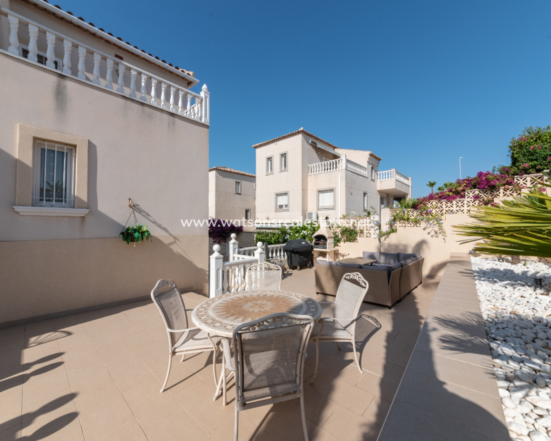 Resale - Freistendhe Villa - Urb. La Marina