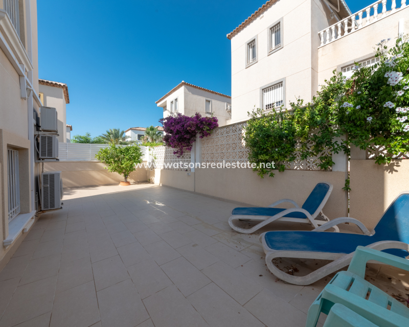 Resale - Freistendhe Villa - Urb. La Marina