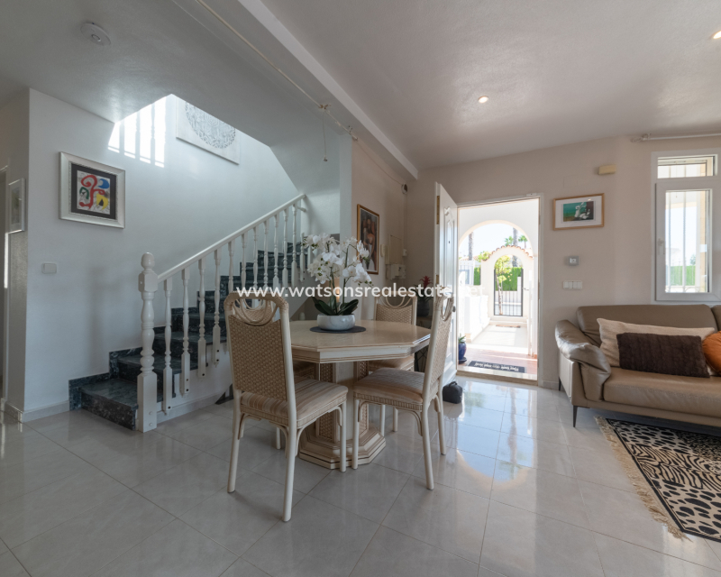 Resale - Freistendhe Villa - Urb. La Marina