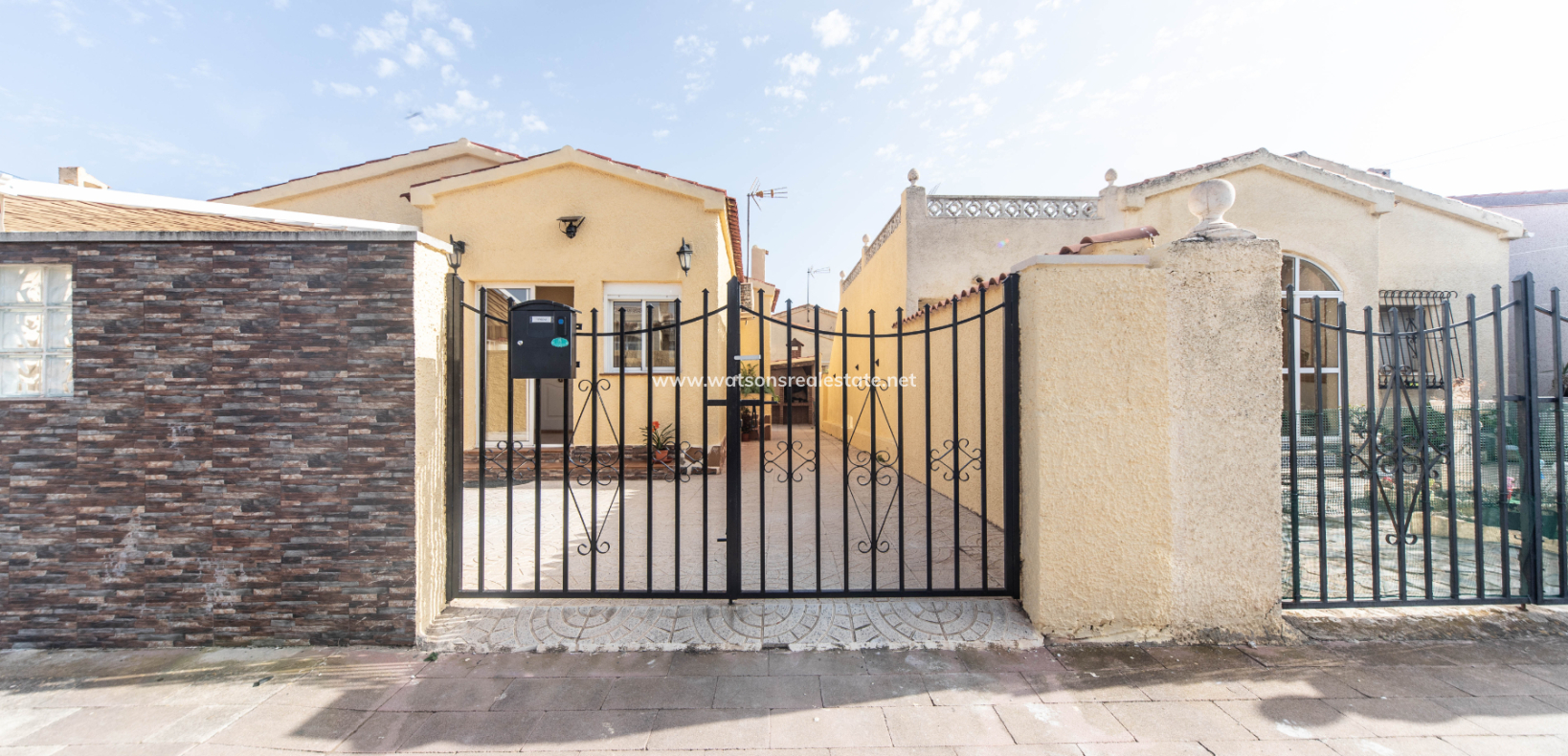 Resale - Freistendhe Villa - Urb. La Marina