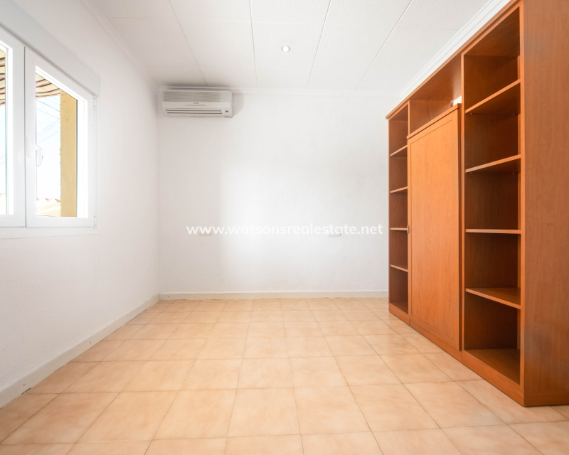 Resale - Freistendhe Villa - Urb. La Marina