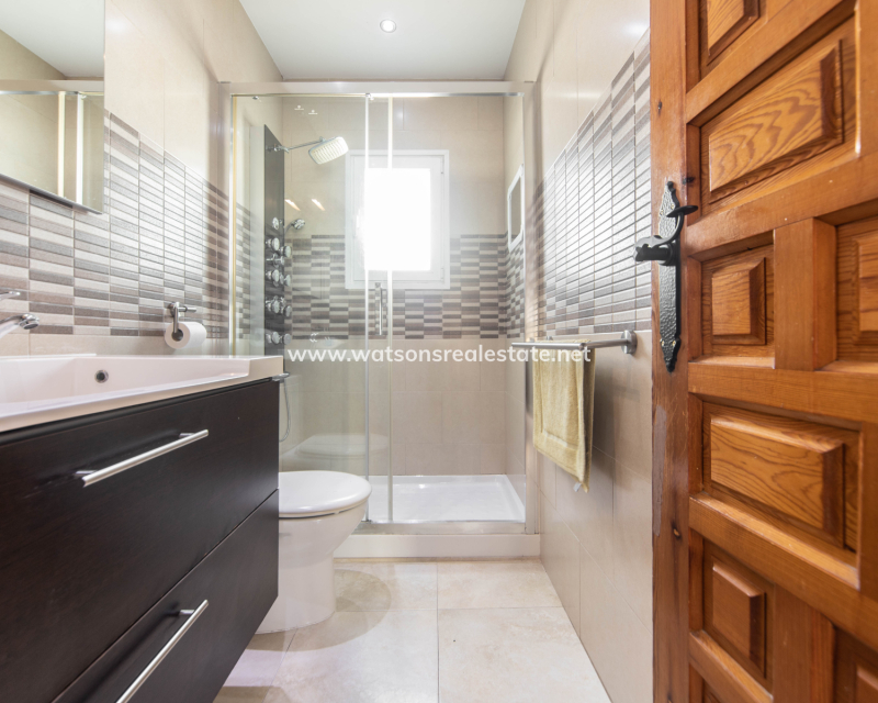 Resale - Freistendhe Villa - Urb. La Marina