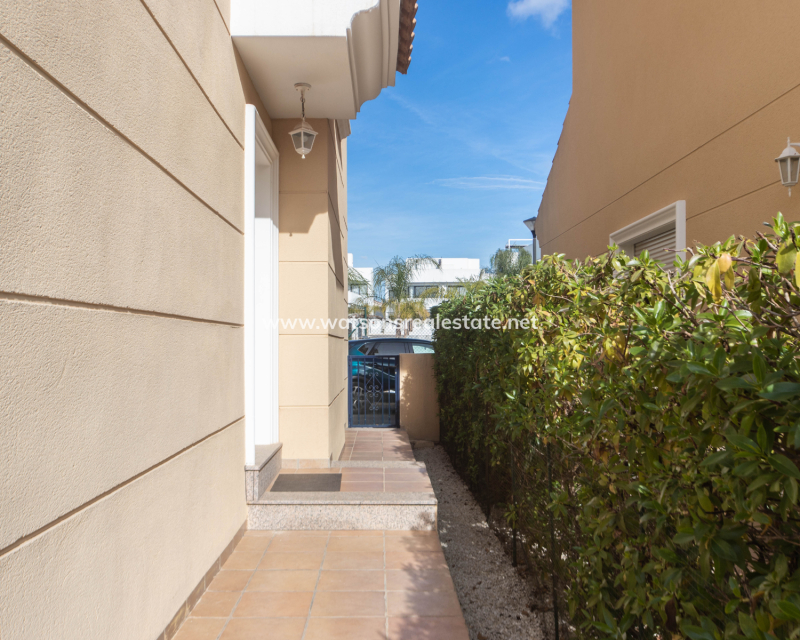 Resale - Freistendhe Villa - Urb. La Marina