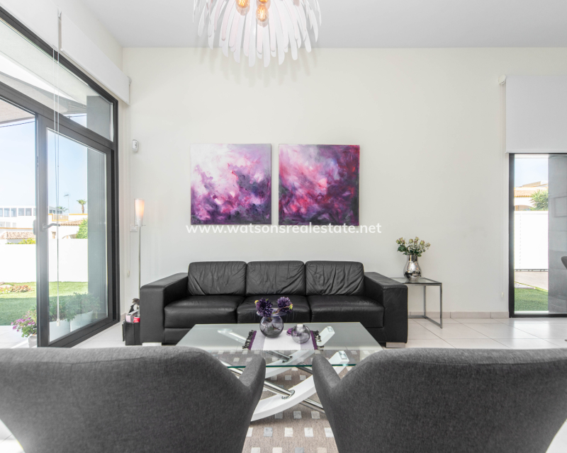 Resale - Freistendhe Villa - Urb. La Marina