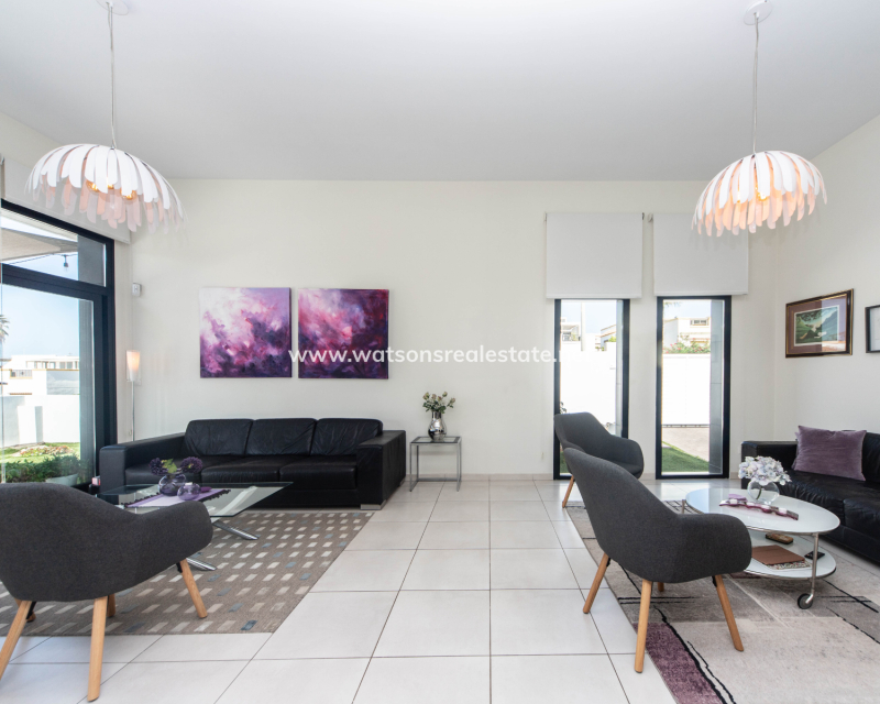 Resale - Freistendhe Villa - Urb. La Marina