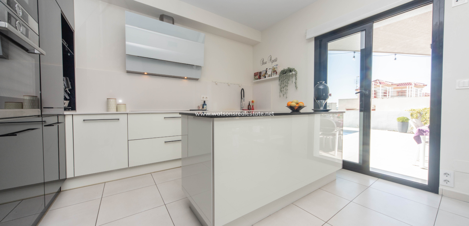 Resale - Freistendhe Villa - Urb. La Marina