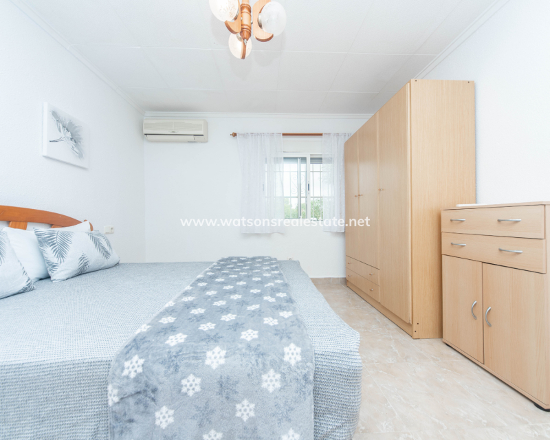 Resale - Freistendhe Villa - Urb. La Marina
