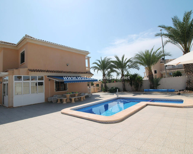 Resale - Freistendhe Villa - Urb. La Marina