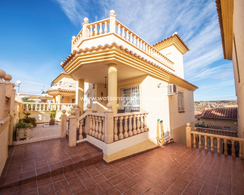 Resale - Freistendhe Villa - Urb. La Marina