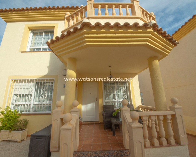 Resale - Freistendhe Villa - Urb. La Marina