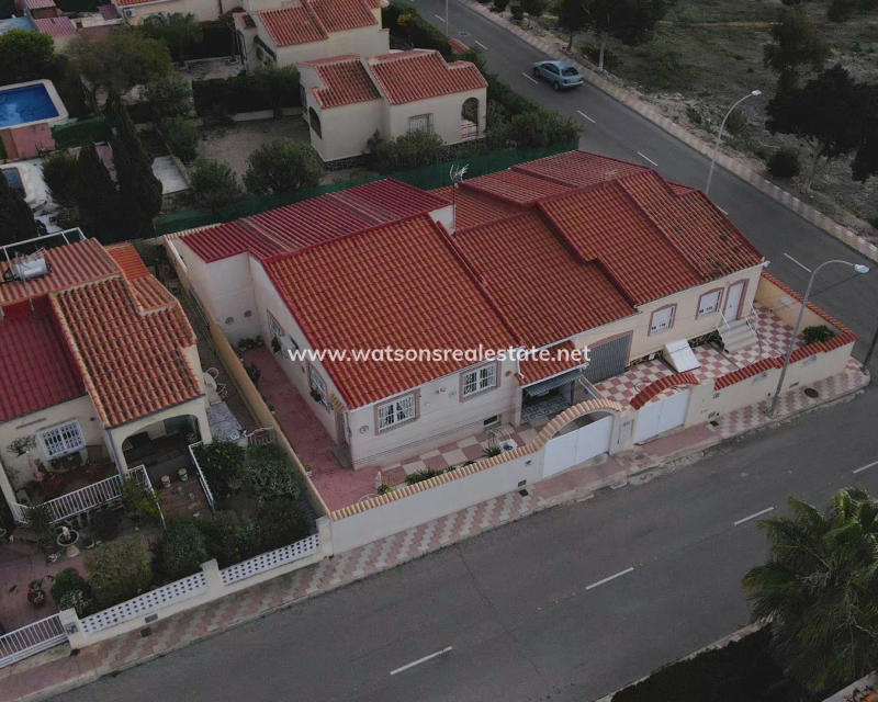Resale - Freistendhe Villa - Urb. La Marina