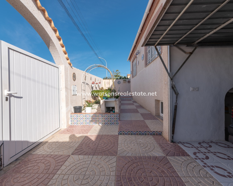 Resale - Freistendhe Villa - Urb. La Marina
