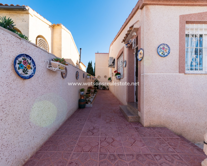 Resale - Freistendhe Villa - Urb. La Marina