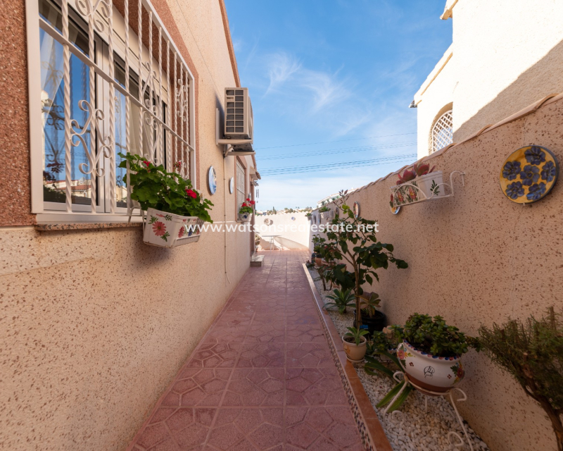 Resale - Freistendhe Villa - Urb. La Marina
