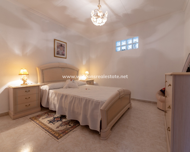 Resale - Freistendhe Villa - Urb. La Marina
