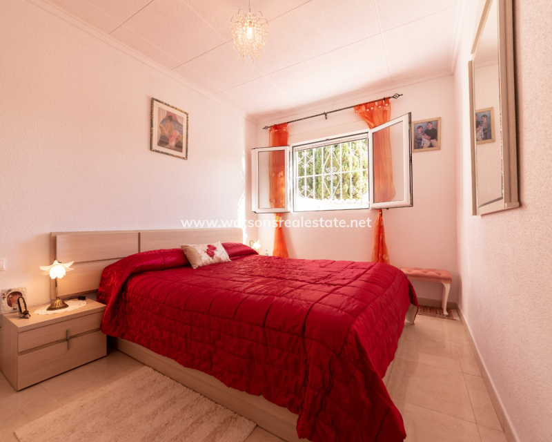 Resale - Freistendhe Villa - Urb. La Marina