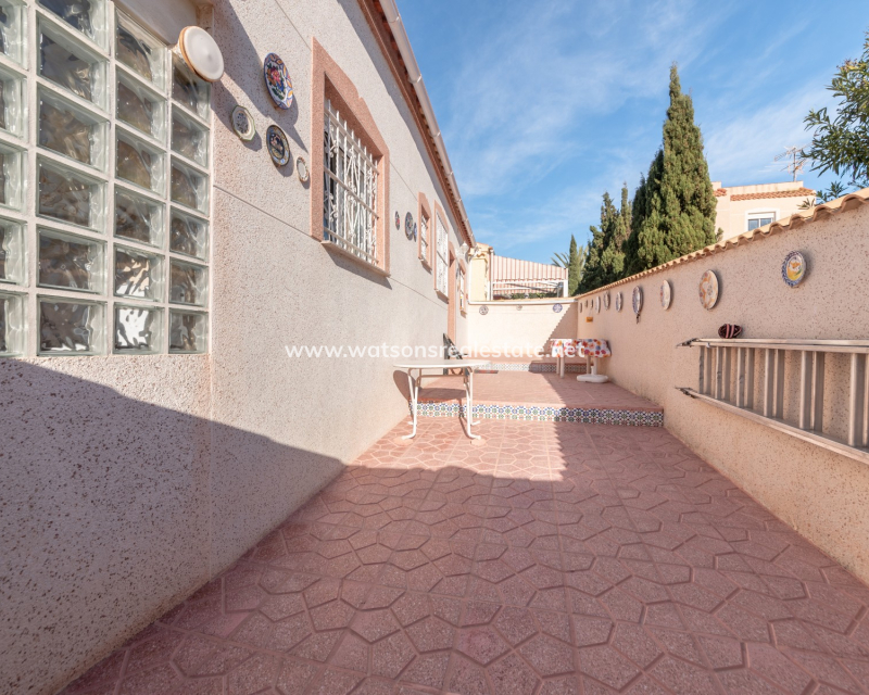 Resale - Freistendhe Villa - Urb. La Marina