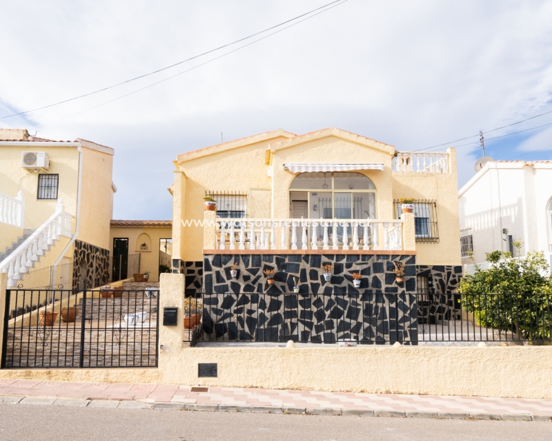 Resale - Freistendhe Villa - Urb. La Marina